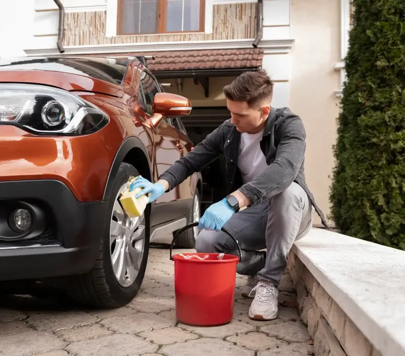 Lavage auto à domicile Gréolières : professionnel intervenant sur un véhicule